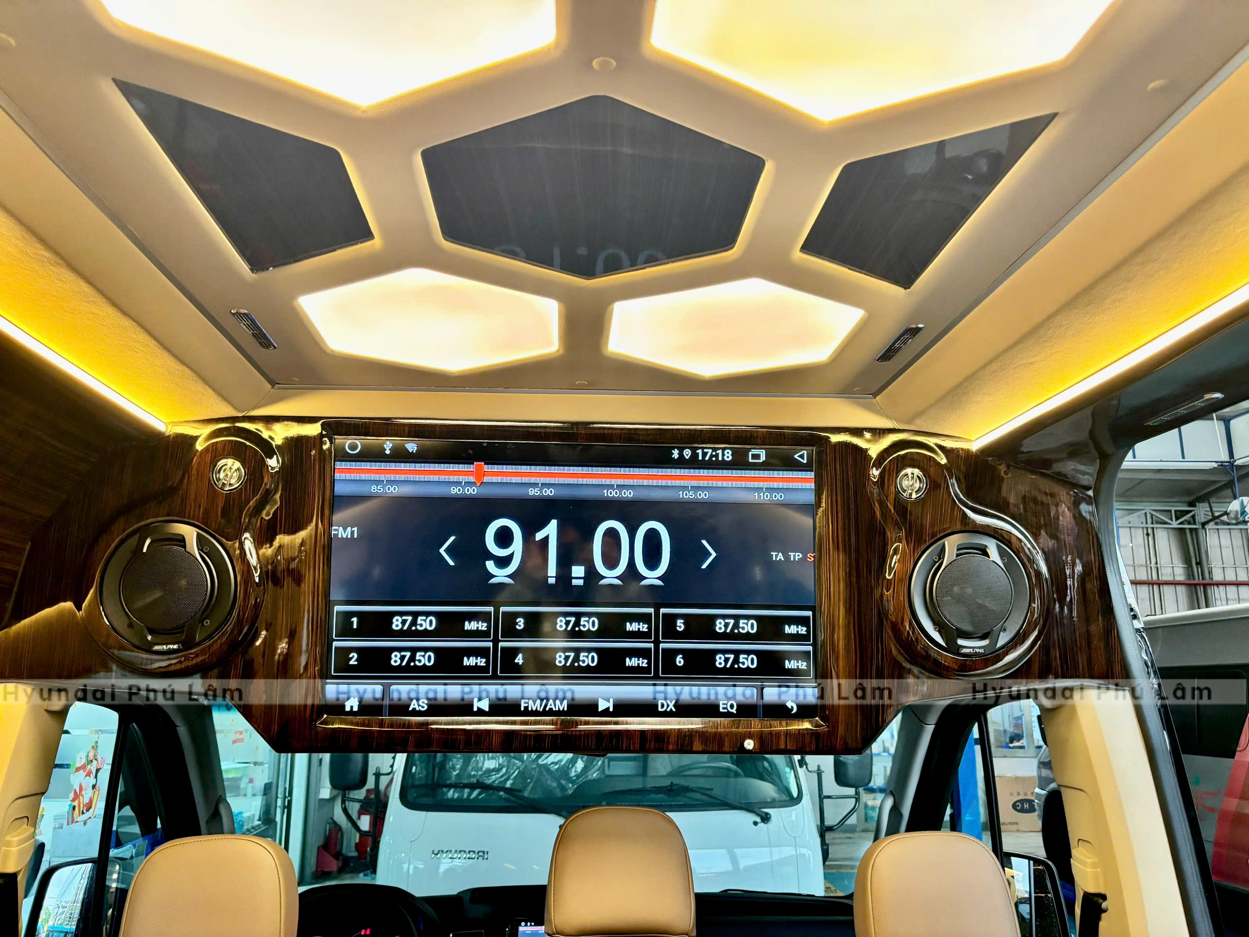 Hyundai Solati trần ánh sao bầu trời